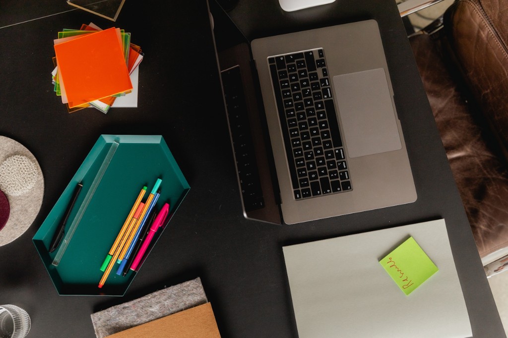 Escritorio con laptop y materiales de trabajo para medir ROI en marketing digital